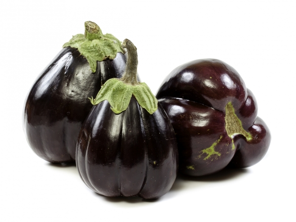 2896992-eggplant-on-a-white-background