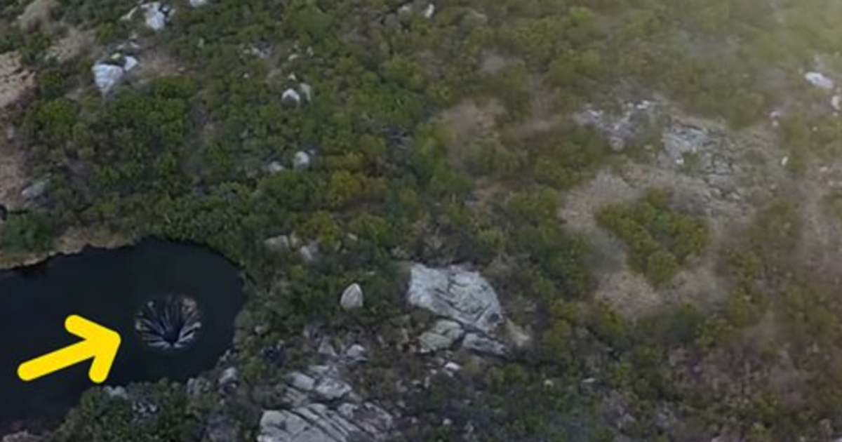 Dron capta imágenes impresionantes de un agujero en una montaña en Portugal